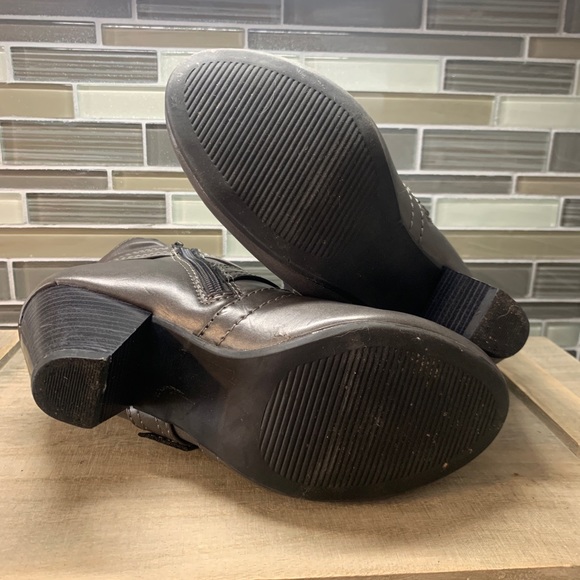 Maurice Fashions Gray Wrapped Buckle Ankle Bootie Boots Woman's Shoe Size 6 - Picture 6 of 12